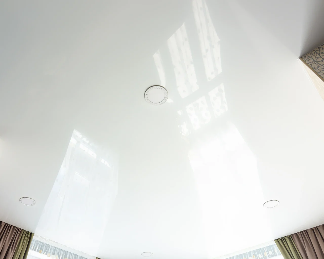 blyszczace-napinane-sciany-i-sufity​-napinane-sufity-infiniline-cena_5x4