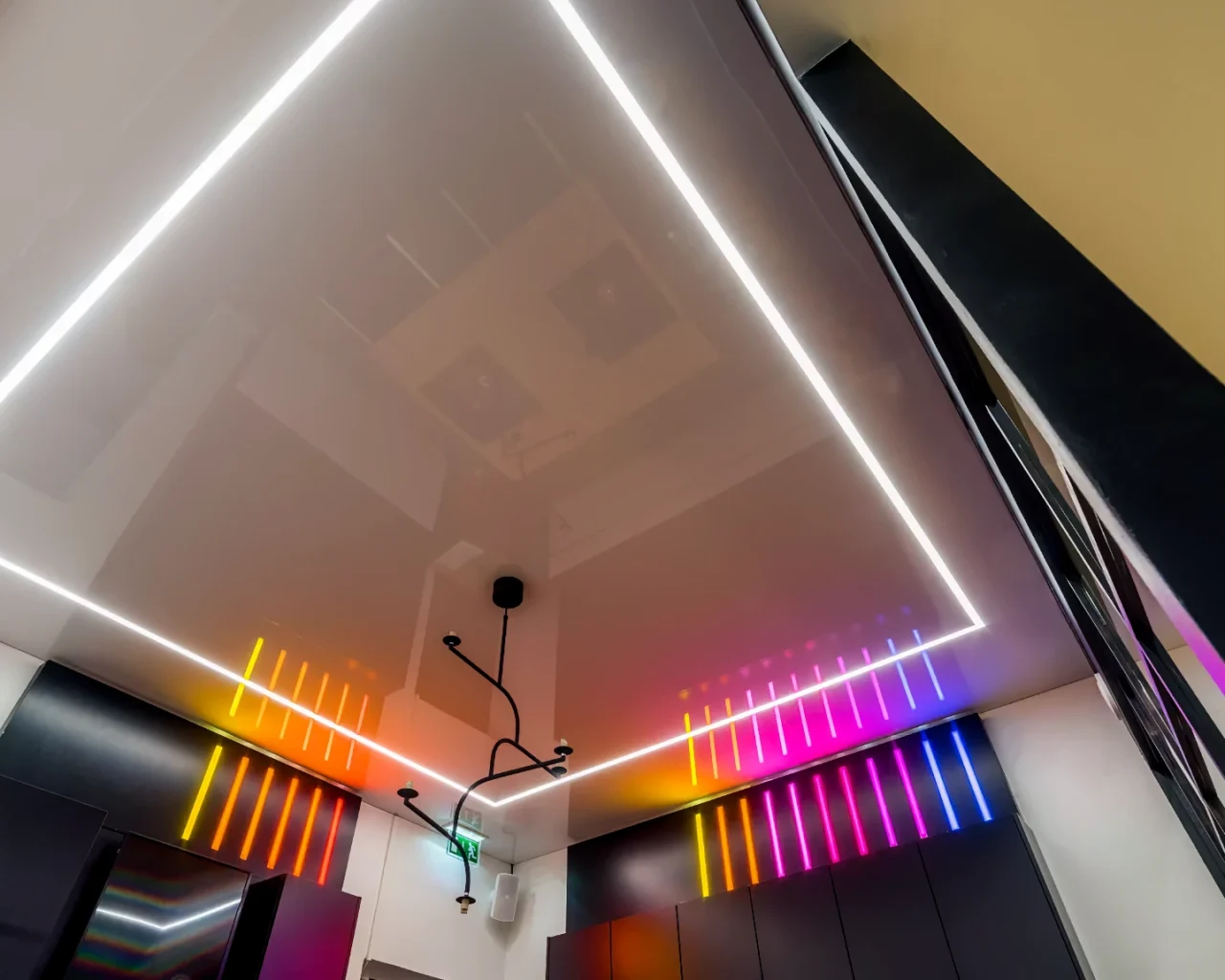 blyszczace-napinane-sciany-infiniline-napinane-sufity-z-oswietleniem-intempa-uab