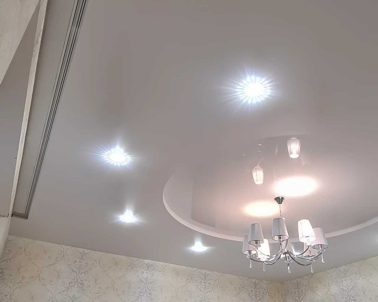 blyszczace-napinane-sufity-infiniline-oswietlenie-do-sufitow-napinanych_5x4