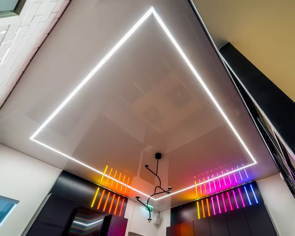 blyszczace-sufity-napinane-infiniline-cena-sufitow-napinanych_5x4