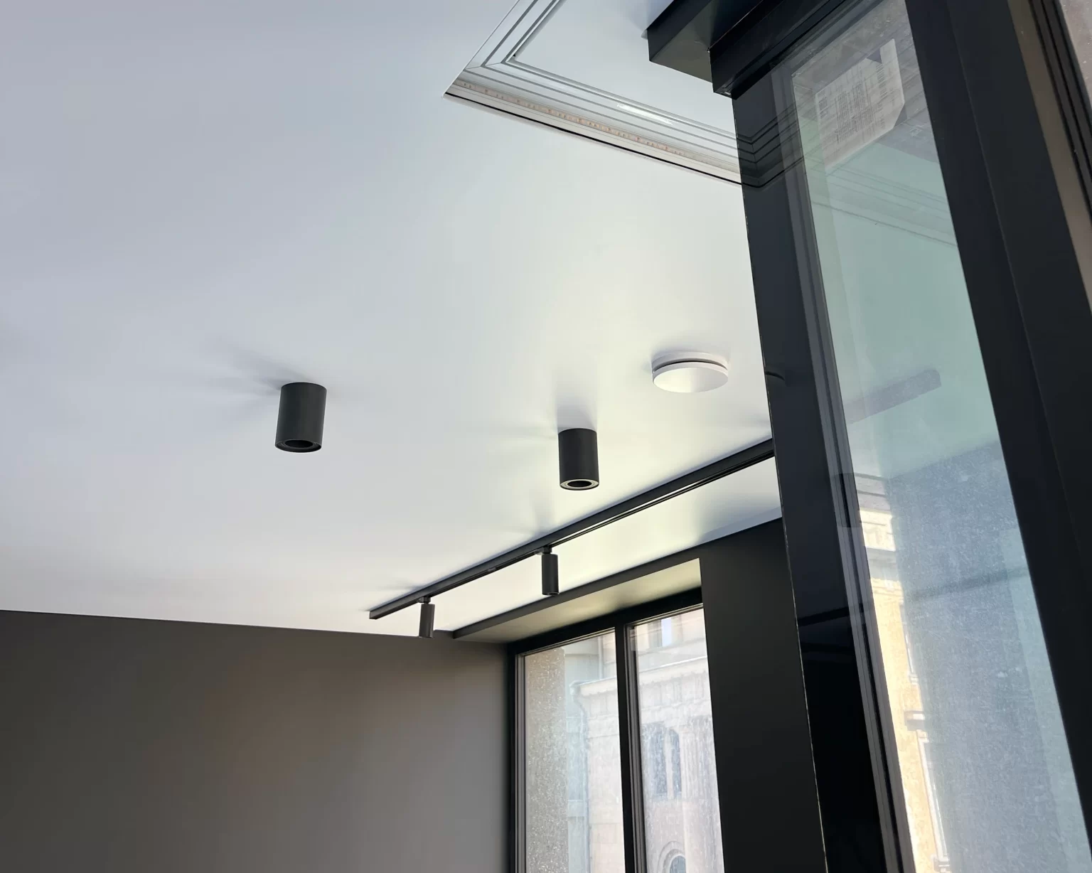 matowe-napinane-sufity-infiniline-cena-podswietlane-sufity-napinane-uab-intempa