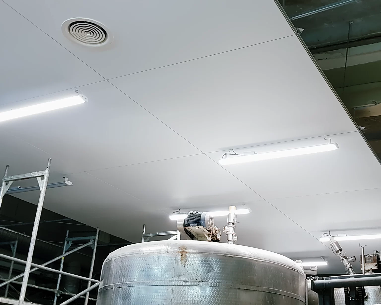 napinane-sufity-do-pomieszczen-produkcyjnych-fabryk-infiniline-napinane-sciany-i-sufity-cena