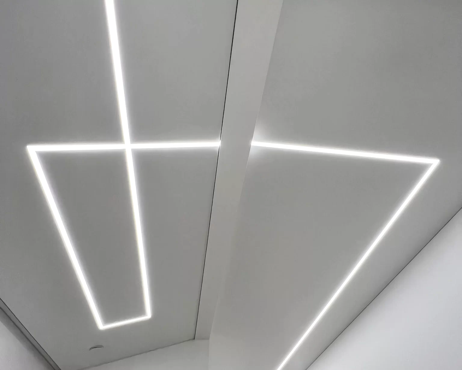 napinane-sufity-infiniline-oswietlenie-do-napinanych-sufitow-interjer-liniowe-oswietlenie-do-sufitow-napinanych_5x4